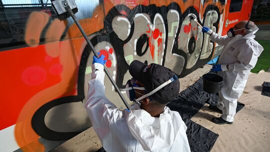 Graffiti-Entfernung bei der Bahn