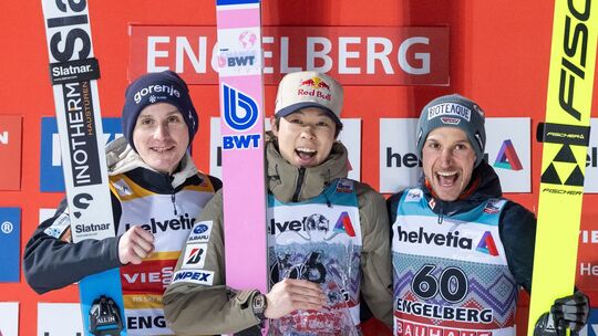Domen Prevc, Ryoyu Kobayashi und Felix Hoffmann (l-r).