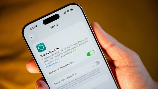 Ein Mann überprüft das iCloud-Backup auf einem iPhone