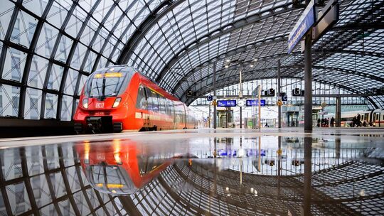 Regionalzug fährt in den Hauptbahnhof Berlin ein