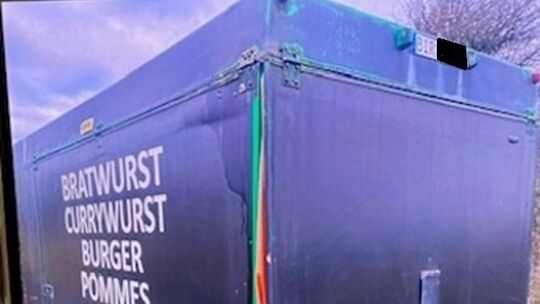 Entwendeter Anhänger mit dem Aufdruck "Bratwurst, Currywurst, Burger, Pommes"
