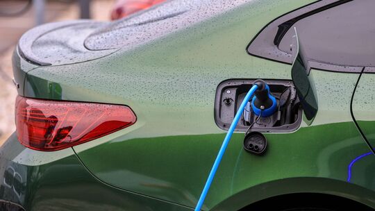 Elektroauto lädt an Ladesäule