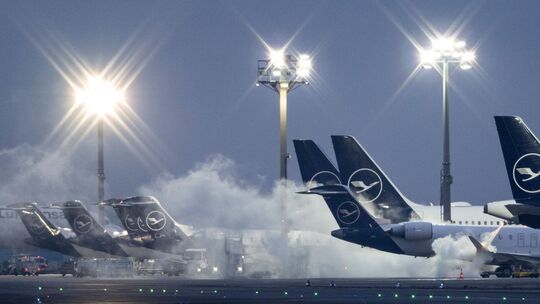 Auf dem Frankfurter Flughafen werden Flugzeuge enteist. Auf dem Frankfurter Flughafen werden Flugzeuge enteist.