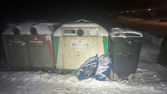 Abgelagerter Müll vor Altglascontainern