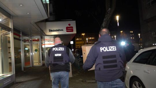 Polizei durchsucht Sparkasse nach Millionen-Coup Polizei durchsucht Sparkasse nach Millionen-Coup