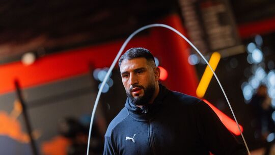 Schwergewichtsboxer Agit Kabayel im Gym beim Training