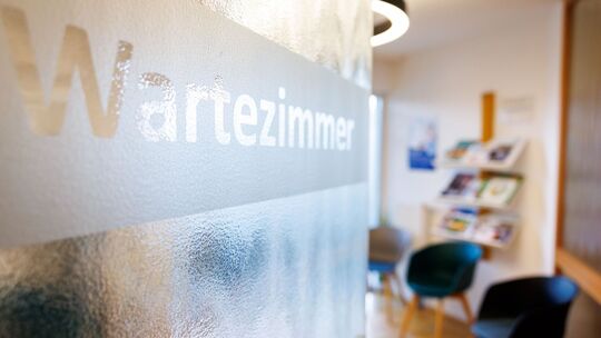 Wartezimmer in Hausarztpraxis