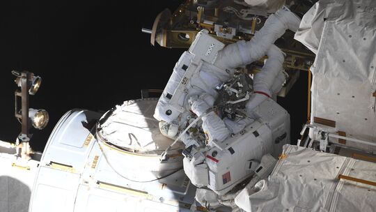 Nach dem Weltraumspaziergang von Astronaut Maurer