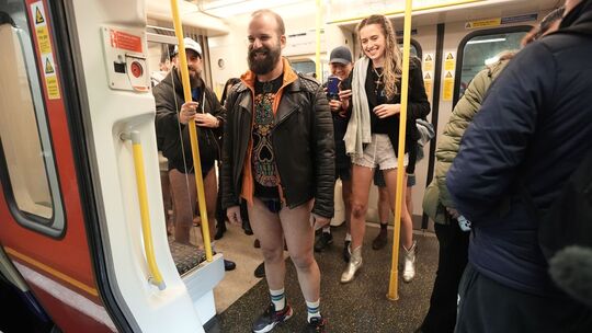 «No Trousers Tube Ride»: Ohne Hose in U-Bahnen in London