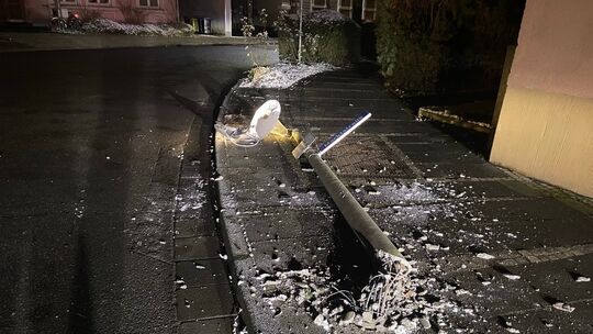 beschädigte Straßenlaterne