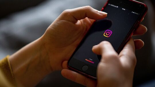 Instagram-Logo ist auf einem Smartphone zu sehen