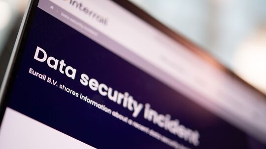 Auf Laptop ist ein Datenleck-Hinweis von Eurail zu sehen