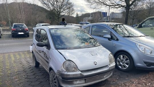 Beschädigter MicroCar auf dem Parkplatz des Bahnhofs Neubrücke