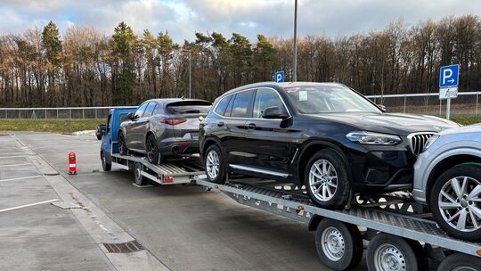 Überladener Auto-Transporter mit drei Fahrzeugen