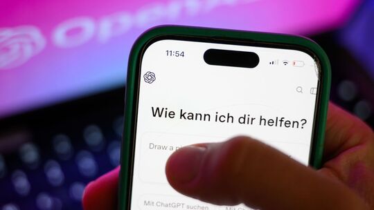 Ein Smartphone mit dem KI-Chatbot ChatGPT