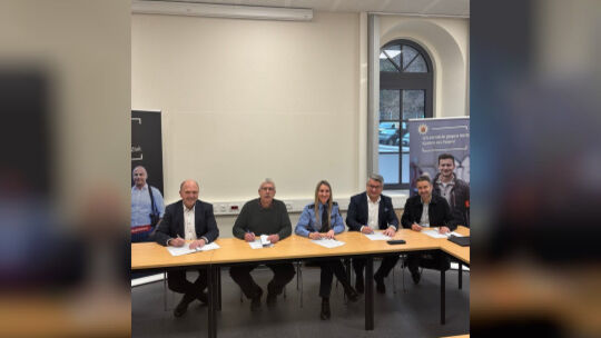 Unterschrift der Sicherheitspartnerschaft durch die Leitungen der Kriminal- und Polizeiinspektion Idar-Oberstein, den Landrat de Unterschrift der Sicherheitspartnerschaft durch die Leitungen der Kriminal- und Polizeiinspektion Idar-Oberstein, den Landrat de