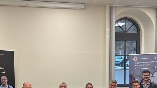 Unterschrift der Sicherheitspartnerschaft durch die Leitungen der Kriminal- und Polizeiinspektion Idar-Oberstein, den Landrat de Unterschrift der Sicherheitspartnerschaft durch die Leitungen der Kriminal- und Polizeiinspektion Idar-Oberstein, den Landrat de