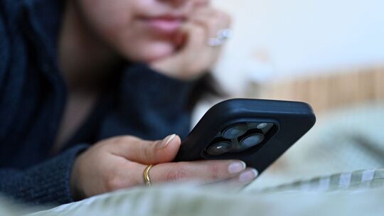 Junge Frau mit Smartphone