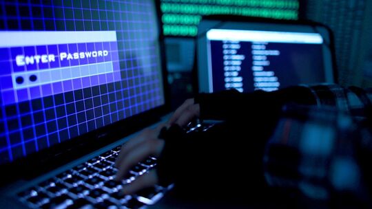 Passwort wird auf einem Laptop über die Tastatur eingegeben