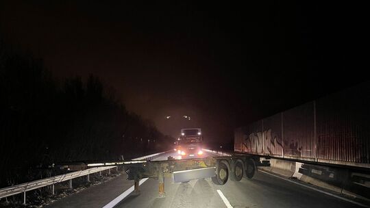 Sattelauflieger steht quer auf der A281