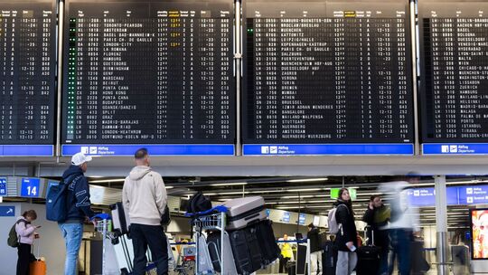 Passagiere am Flughafen - Frankfurt Passagiere am Flughafen - Frankfurt