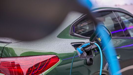 Elektroauto lädt an Ladesäule