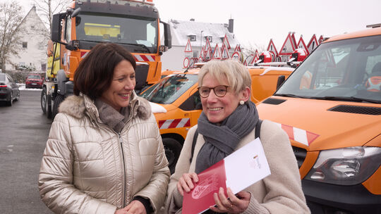 Die rheinland-pfälzische Wirtschafts- und Verkehrsministerin Daniela Schmitt (links) besucht die Straßenmeisterei Diez und überr