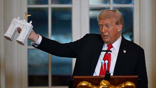 US-Präsident Trump präsentiert Modell eines Triumphbogens US-Präsident Trump präsentiert Modell eines Triumphbogens