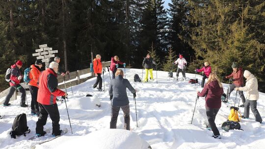 Gruppe beim Schneeschuh-Yoga im Karwendel
