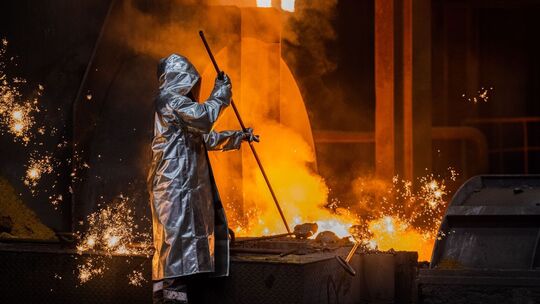 Stahlarbeiter am Hochofen