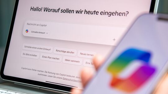 Eine Frau nutzt den KI-Assistenten Microsoft Copilot auf iPad und Eine Frau nutzt den KI-Assistenten Microsoft Copilot auf iPad und