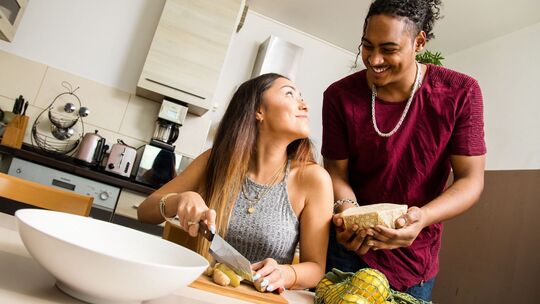 Ein Paar beim Kochen Ein Paar beim Kochen