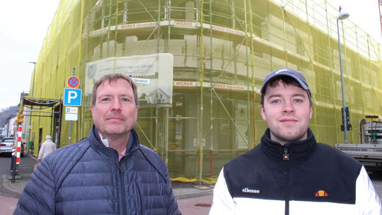 Matthias Eisel (links) und Paul Sauermann, die beiden Geschäftsführer der Wohnen in Bad Hönningen GbR, vor dem Forum in Bad Hönn