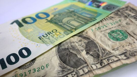 Dollar und Euro Dollar und Euro