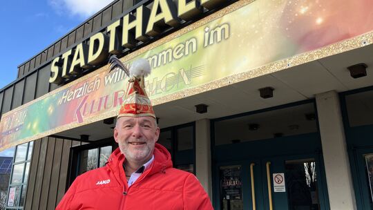 Sitzungspräsident Alexander Böhning freut sich zusammen mit der Karnevalsgesellschaft Altenkirchen 1972 auf die Prunksitzung am