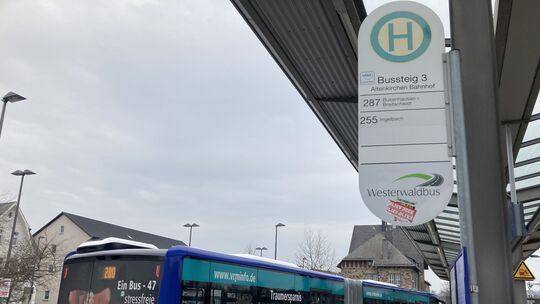 Am Busbahnhof in Altenkirchen kommen viele Linien im AK-Land zusammen. Gibt es bald einen einheitlichen Tagespreis für den gesam