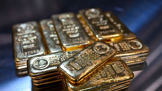 Goldbarren liegen in einem Tresor auf einem Tisch