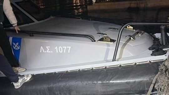Beschädigtes Boot der griechischen Küstenwache