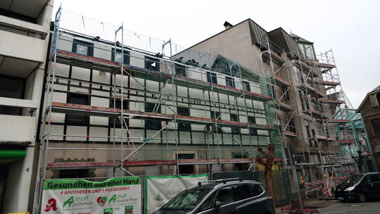 In der Bachstraße in Bendorf brannte es vor mehr als vier Jahre. Das Haus steht seitdem als Brandruine leer.