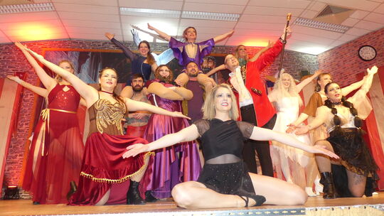 Ein besonderes, optisches Glanzlicht servierte die Tanzgruppe „Aventura“.