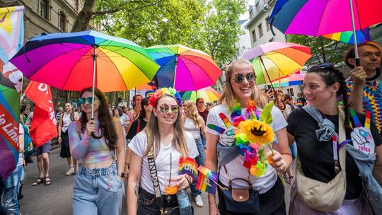 CSD in der Mainzer Innenstadt. Auch Idar-Oberstein soll queeren Menschen mehr Sichtbarkeit und Transparenz ermöglichen. Erste An