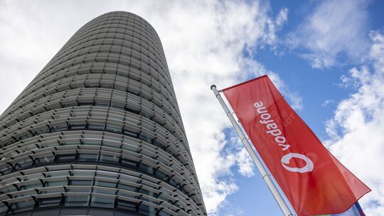 Vodafone-Flaggen vor der Deutschlandzentrale