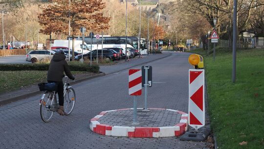 Die Verkehrsverlangsamungen am Peter-Altmeier-Ufer sind auf große Kritik gestoßen. Nun sollen die Bauten noch einmal verändert w