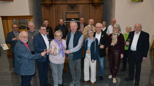 Mit Marlene Hölz (Mitte) und ihrem Stellvertreter Konrad Closheim (rechts daneben) erhoben die Teilnehmer am Neujahrsempfang im