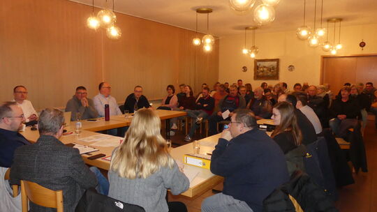 Groß war das Interesse der Bürger an der Ratssitzung, in der darüber entschieden wurde, der Telekom ein Grundstück am alten Spor
