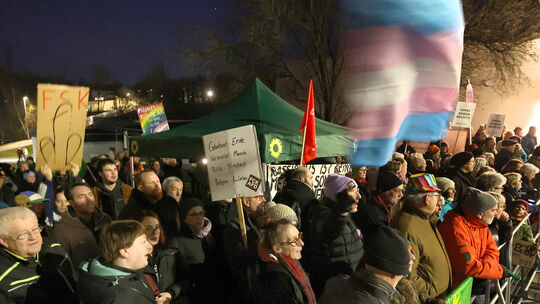 Parteien und gesellschaftliche Gruppen haben die Mahnwache in Puderbach organisiert.