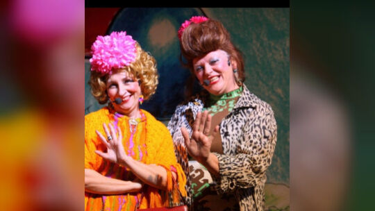 Marta (Elke Thon) und Berta (Ute Bresgen) verabschieden sich bei der Damensitzung der KG Heimbach von ihrem Bühnenleben.