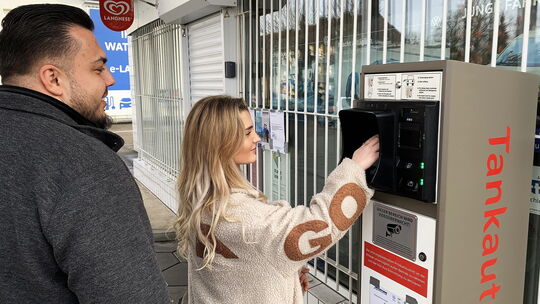 Seit Mitte Januar muss an der freien Tankstelle Schlotter in Wirges die Zapfsäule vom Tankenden am Tankomat freigeschaltet werde