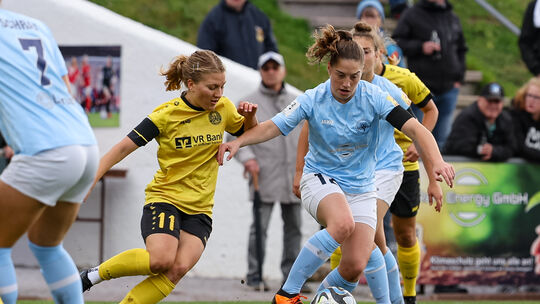 Hier waren sie noch Gegner, ab jetzt spielen sie zusammen: Marlene Ganßer (links im Bild) im Zweikampf mit Andernachs Leonie Kru