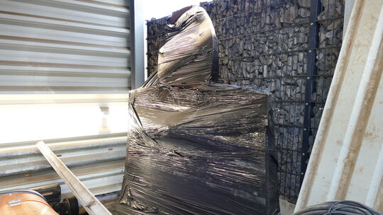 Wohl verpackt steht das umstrittene Kunstwerk im Bauhof und wartet auf seinen Einsatz.